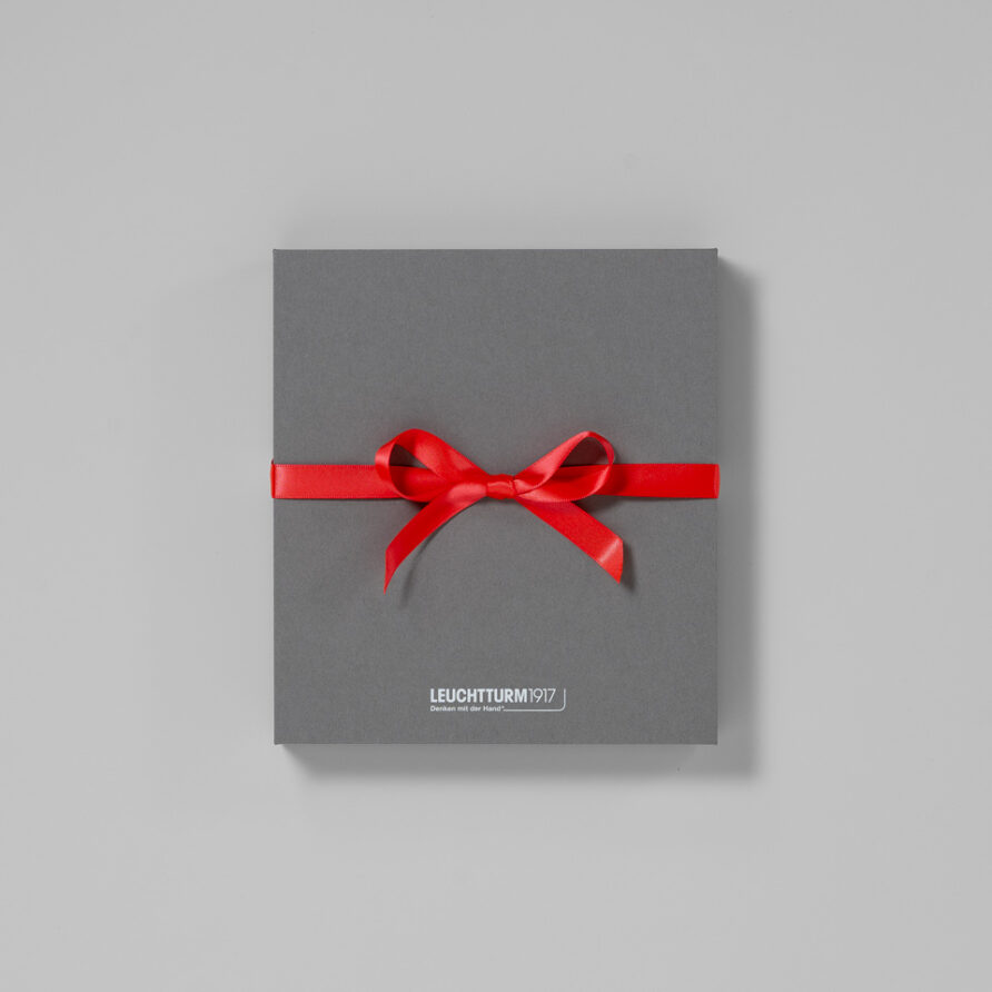 Leuchtturm-Geschenkbox: Notizbuch mit Drehgriffel Bleistift und Pen Loop – Bild 4