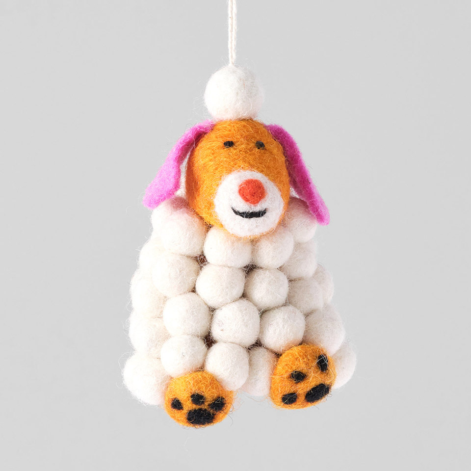 Filzanhänger – Hund Minu im Schneeballhaufen