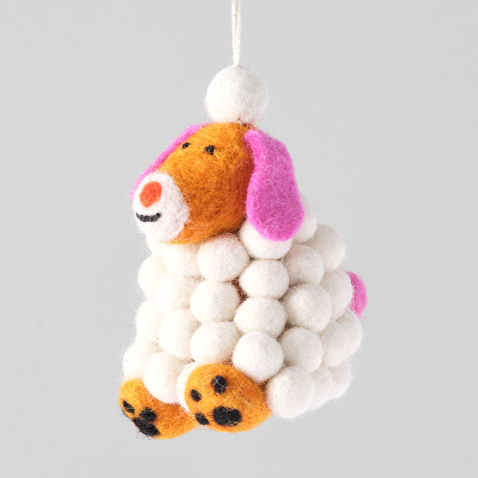 Filzanhänger – Hund Minu im Schneeballhaufen – Bild 2